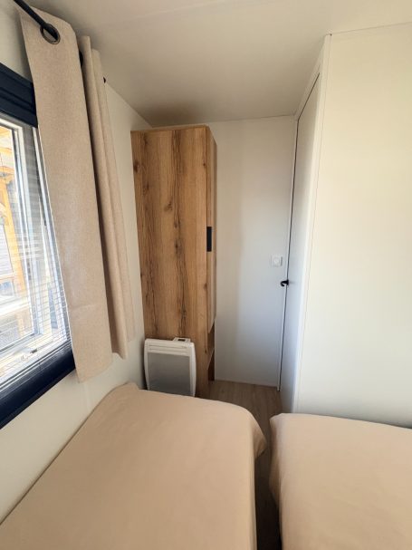 hang en legkast , verduisteringsgordijn en hor